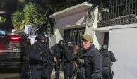 Elementos de la Policía Nacional, anoche al saltar la reja de la embajada mexicana en Quito.
