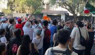 Mexicanos protestan en la embajada de Ecuador.