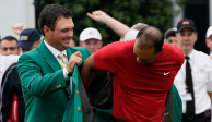 Tiger Woods recibe el Saco Verde del anterior ganador Patrick Reed en el Masters de Augusta 2019
