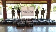 Marina asegura mil 900 kilos de clorhidrato de cocaína frente a costas de Michoacán.
