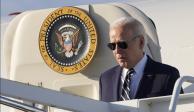 El presidente Joe Biden aborda el Air Force One en la Base de la Fuerza Aérea Andrews, Maryland, el viernes 12 de abril de 2024, camino a New Castle, Delaware.