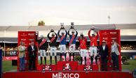 El mexicano Fernando Martínez Sommer y su compañero Thibeau Spits, del equipo Prague Lions, celebran su victoria en la Global Champions League México
