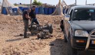 Policías israelíes inspeccionan la zona donde cayeron residuos de los ataques enemigos, ayer.