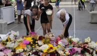 Ciudadanos colocan ofrendas y flores en honor a las víctimas, ayer.