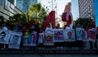 Madres y padres de los 43 normalistas desaparecidos de Ayotzinapa, durante una marcha, el pasado 26 de enero.