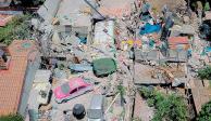 Equipos de emergencia trabajan en el lugar de la explosión, en Tlalpan, ayer, para rescatar a personas y animales de entre los escombros.