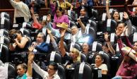 Diputados de Morena, tras avalar la reforma del fondo de pensiones, el lunes.