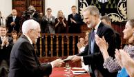 El escritor recibe el Premio Cervantes de manos del rey Felipe, en España.