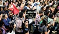 Miles de estudiantes argentinos protestan contra los recortes de Milei a las universidades.