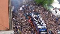 El autobús del Inter, ayer, pasea a los campeones para saludar a sus fans.