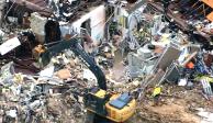 Con apoyo de maquinaria, personal de emergencias busca a sobrevivientes entre los escombros.