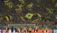 Jugadores del Dortmund celebran con su afición el triunfo de ayer.