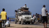 Residentes gazatíes continúan movilizándose lejos de Rafah tras el operativo israelí en la zona, ayer.