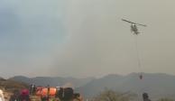 5 aeronaves combaten incendio forestal en Santa María, San Luis Potosí.