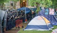 Policías llegan al campamento pro-Palestina en la Universidad de Pensilvania, ayer.