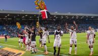 Futbolistas del Leverkusen festejan con su afición otra victoria, ayer.