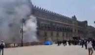 Avientan petardos a Palacio Nacional.