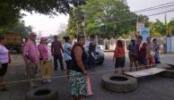 Vecinos de Centro, Tabasco, protestan por no tener energía eléctrica desde el domingo.