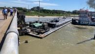 Embarcación provoca derrame de petróleo tras chocar con puente en Texas.