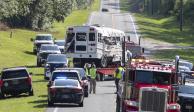 Autoridades de Estados Unidos trabajan en la escena del accidente del autobús, el martes 14 de mayo.