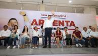 Alejandro Armenta defiende orgullosamente sus raíces mixtecas durante una reunión con líderes sindicales.