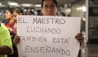 Maestros de la CNTE se manifiestan de manera pacífica en las inmediaciones del Metro, ayer.