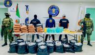 Agentes incautan una significativa cantidad de presuntas drogas y cartuchos en Acapulco.