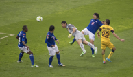 Momento en el que Moisés Muñoz remata de cabeza para que América empate el global ante Cruz Azul en la final de vuelta del Clausura 2013.