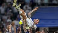 Toni Kroos es cargado por sus compañeros del Real Madrid después del partido contra el Betis en el Estadio Santiago Bernabéu.