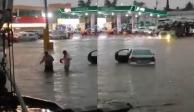 Fuerte lluvia en Puebla deja varios autos varados y provoca inundaciones.