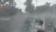 Grupo pro-Palestina intenta quitar vallas durante protesta en Embajada de Israel en México.