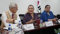 La presidenta del INE, Guadalupe Taddei (centro), y Heraldo Muñoz, ayer.
