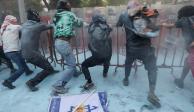 Intentan retirar vallas frente a embajada de Israel y prenden fuego; 6 uniformados lesionados.