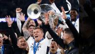 Toni Kroos levanta la Champions League ganada con el Real Madrid ante el Dortmund