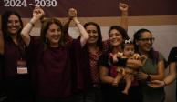 Margarita González (centro) celebra junto a compañeras del partido.