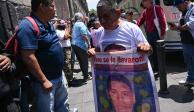 Padres de los normalistas, afuera de Palacio Nacional