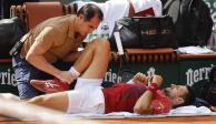 Novak Djokovic recibe asistencia médica en su rodilla derecha durante el partido contra Francisco Cerúndolo en los octavos de final del Abierto de Francia