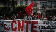 Maestros de la CNTE marcharon del Zócalo hasta las inmediaciones de la Segob, ayer.