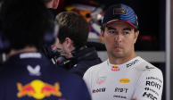 Checo Pérez decepcionado en el garaje de Red Bull tras dejar la carrera del GP de Canadá