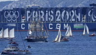 El Belem, el velero de tres mástiles con la llama olímpica se acerca al puerto de Marsella, Francia