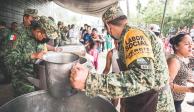 Personal del ejército mexicano y la Guardia Nacional instalaron ayer un comedor comunitario en el municipio de Yajalón, Chiapas.