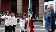 Andrés Manuel López Obrador, durante la entrega de la bandera a Alejandra Orozco, ayer.