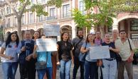 Perla Aguilar (centro) junto a otros periodistas, ayer, durante una protesta.