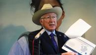 El embajador Ken Salazar en conferencia de prensa, ayer.