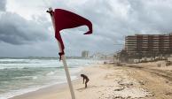Una bandera roja ondea en la playa Gaviota Azul de Cancún, ayer.