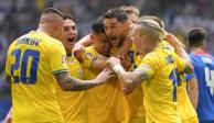 El ucraniano Roman Yaremchuk celebra con sus compañeros tras anotar el segundo gol en el encuentro ante Eslovaquia en el Grupo E de la Eurocopa 2024