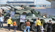 Visitantes observan vehículos militares en una exposición del ejército ruso en San Petersburgo, Rusia, ayer.
