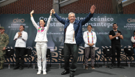 López Obrador levanta la mano de Sheinbaum Pardo, ayer, en Oaxaca.