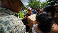 Mara Lezama distribuye paquetes alimentarios a las familias afectadas en La Ceiba, Bacalar.