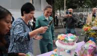 Claudia Sheinbaum en el momento de partir un pastel por su cumpleaños.